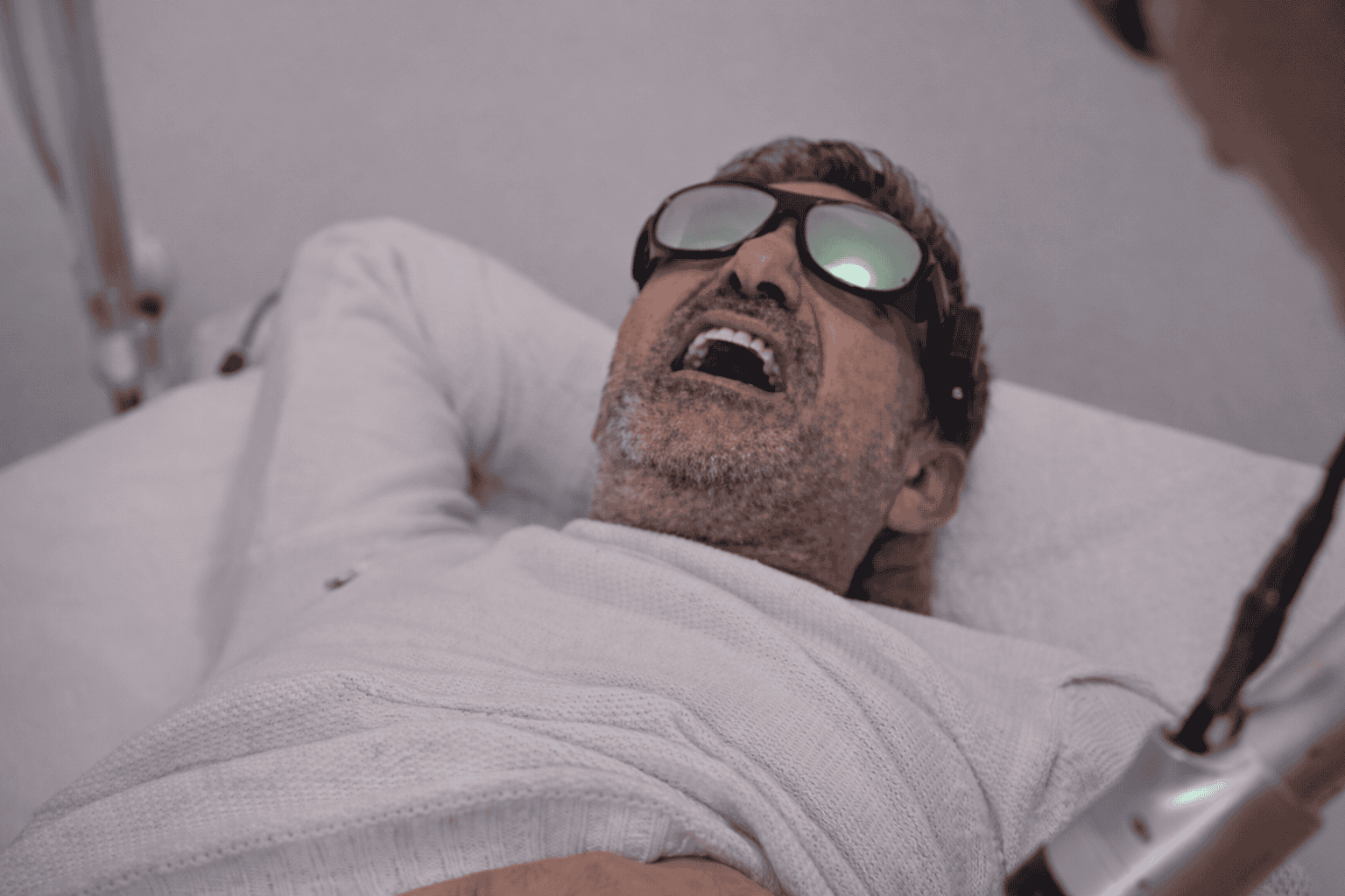 Close-up van tattoo verwijderen met PicoWay-laser en actieve koeling bij Clear Groningen