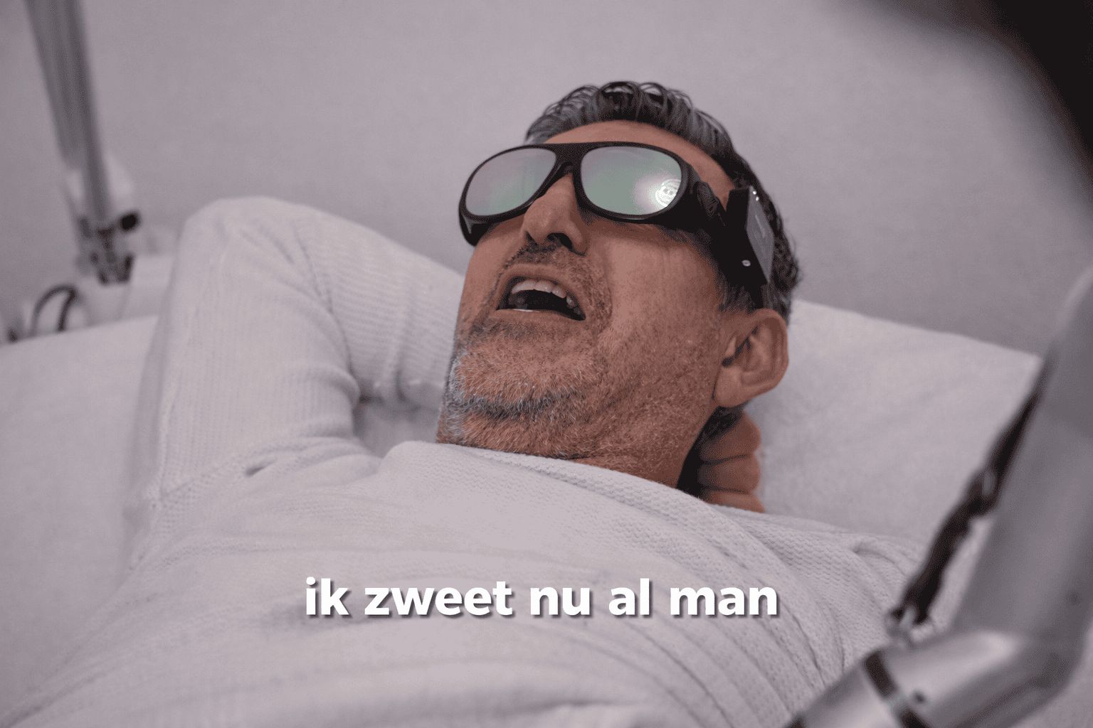 Man ondergaat pijnarme tattoo laserbehandeling met PicoWay-laser bij Clear Groningen